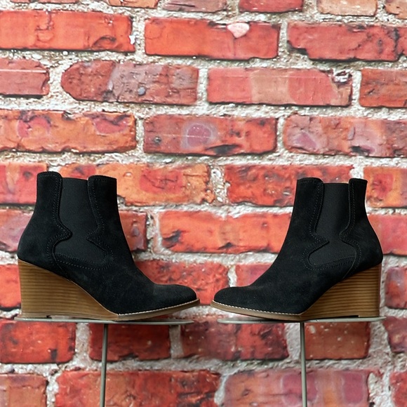Black Suede Andre Assous Palmer Wedge Chelsea Western-Style Booties - Picture 7 of 17